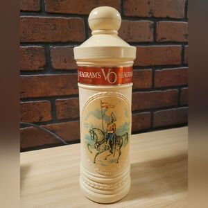 Vintage Seagram's VO Canadian Whiskey Plastic Bottle Holder